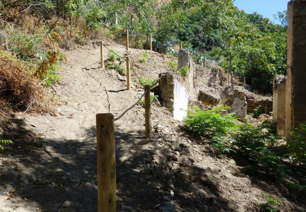 Camino hacia Pueblo Viejo Lago de Andalucía
